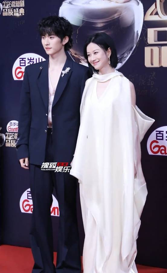 短劇品質盛典：洪欣身材傲人，余茵好美，向佐用腳踢主持人 - 