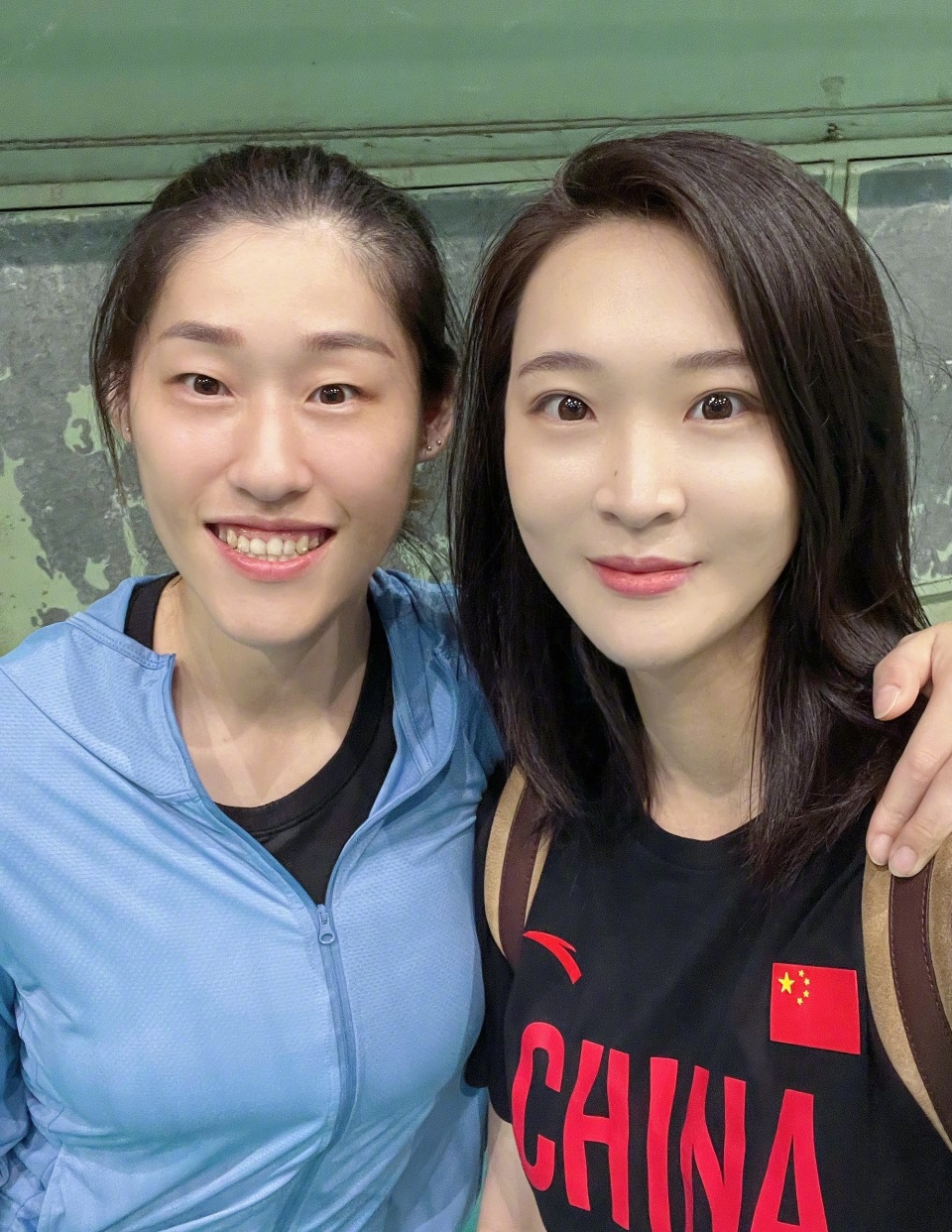 里约奥运会冠军队长惠若琪探班中国女排为排球人加油打气