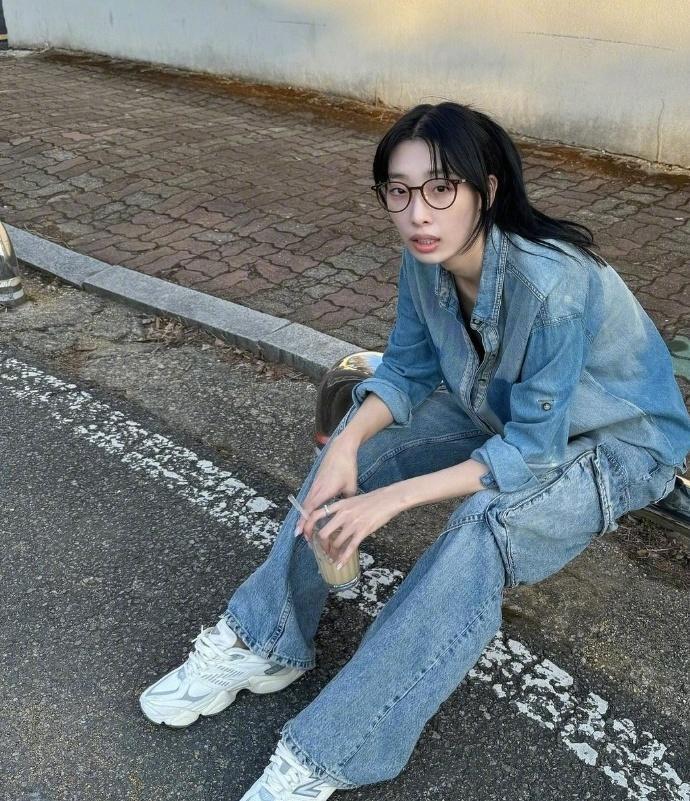 韩国零零后男女明星,街上约会视频热传,他帮忙拎包还