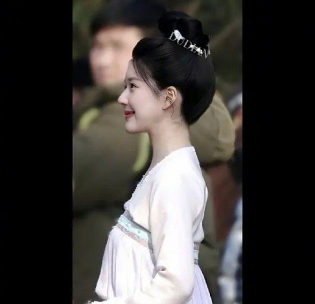 粉衣梦回乐嫣,红衣神似鞠婧祎!