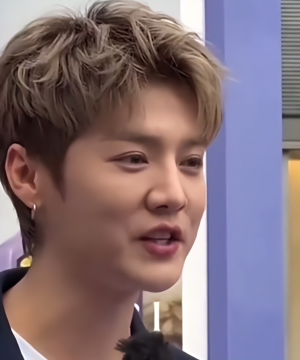 鹿晗分手风波后首次晒照,嘴唇变薄人中变长,身材消瘦撞脸尹正