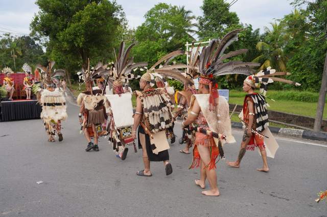 古晋旅行实拍达雅人丰收节部落美女跳起犀鸟舞以示庆贺