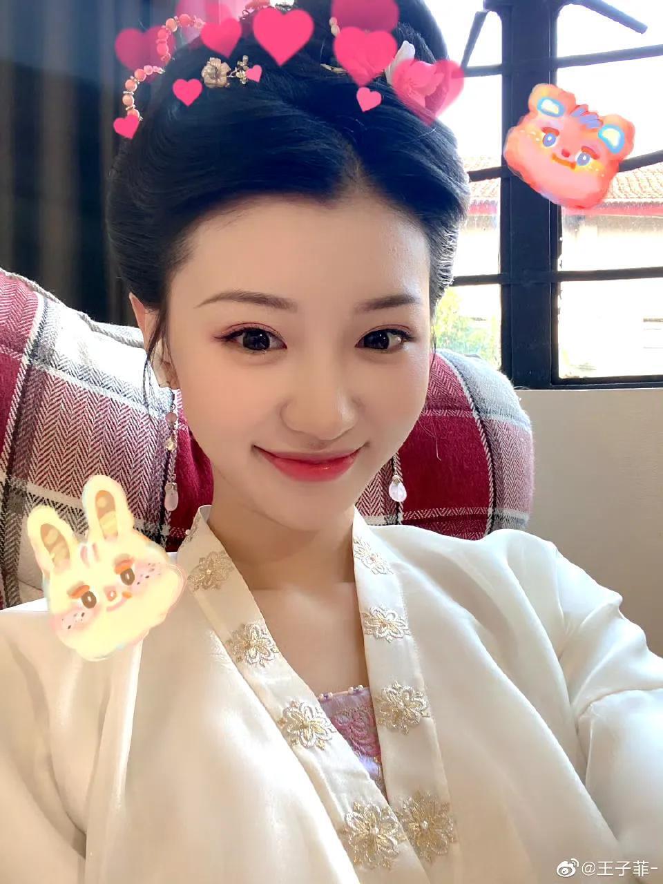 是张瀚公司一画开天影业旗下签约的艺人