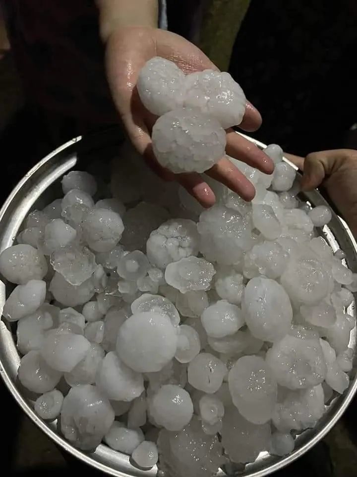房子都砸烂了!缅甸多地下大冰雹_腾讯新闻