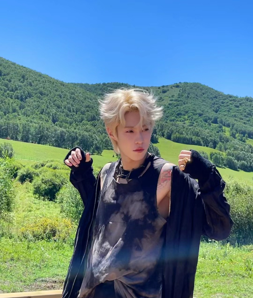 32岁岳明辉疑似恋情曝光,与美女酒店同住三天,女方颜值漂亮不输明星