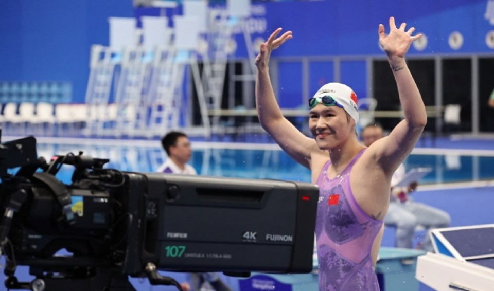 0.02秒险胜!叶诗文大逆转夺银牌 兑现承诺 登上领奖台