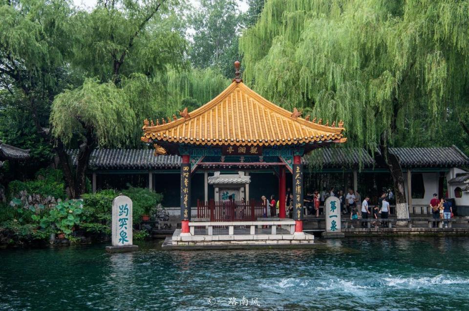 "天下第一泉"就是趵突泉风景区,位于济南市历下区趵突泉南路,是国家5a