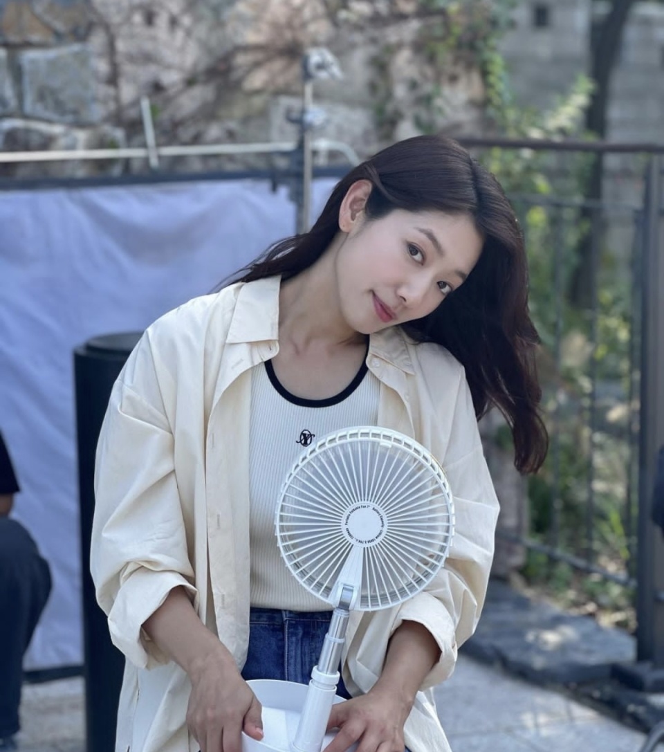 让人眼前一亮,朴信惠镜头前摆造型,清新甜美引来网友纷纷点赞_腾讯新