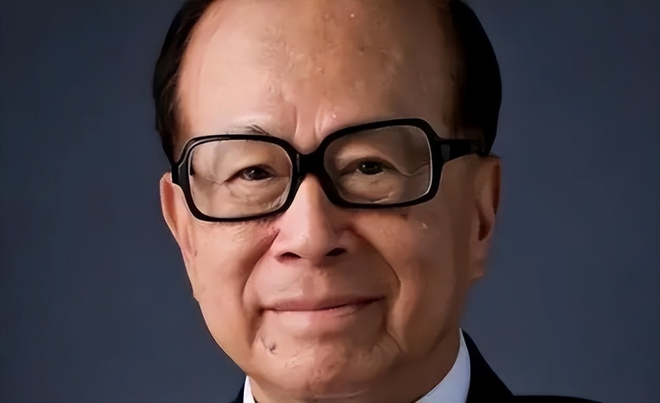 利润下滑1百多亿后,李嘉诚开始变招,零售帝国提拔首位女性ceo