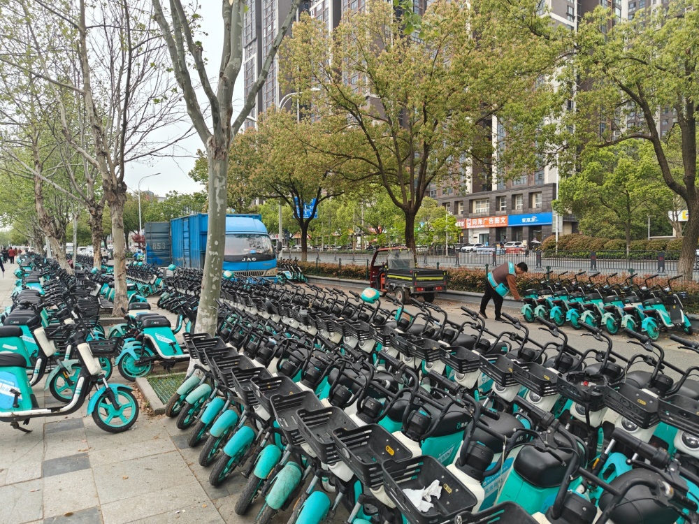 武汉一人行道停满共享电动车市民倒苦水称无处下脚运营人员将及时清运