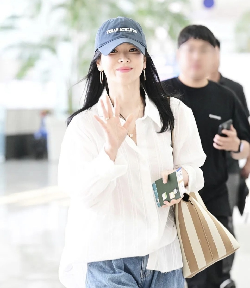 宋慧乔的机场造型,低调又时尚,散发出独特魅力