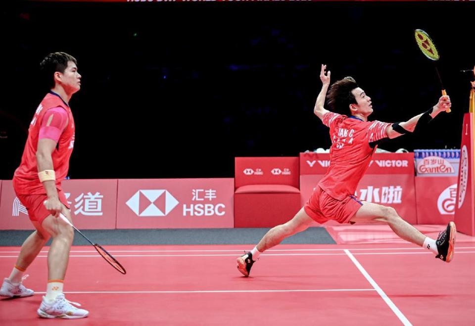 关键时刻不手软！梁伟铿/王昶2-0复仇韩国男双，决赛对阵日本王牌_腾讯新闻