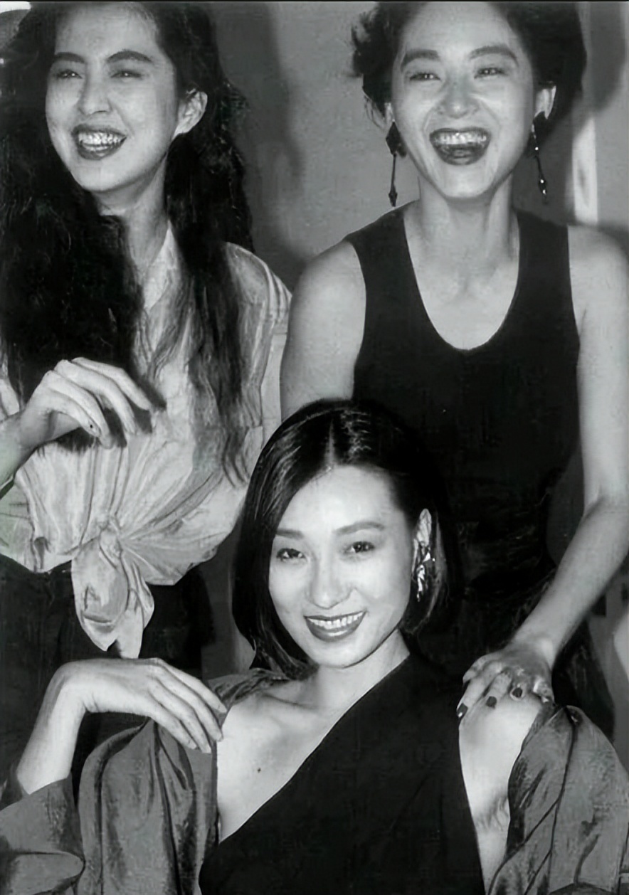 林青霞究竟算不算80年代第一美女看看她和巩俐的合照就有答案了