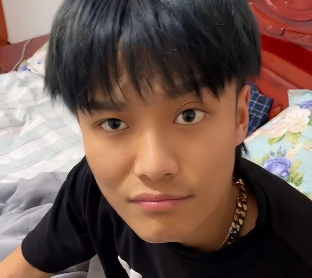 小杨哥爱徒七老板为小黄发声:网暴一个20多岁的女