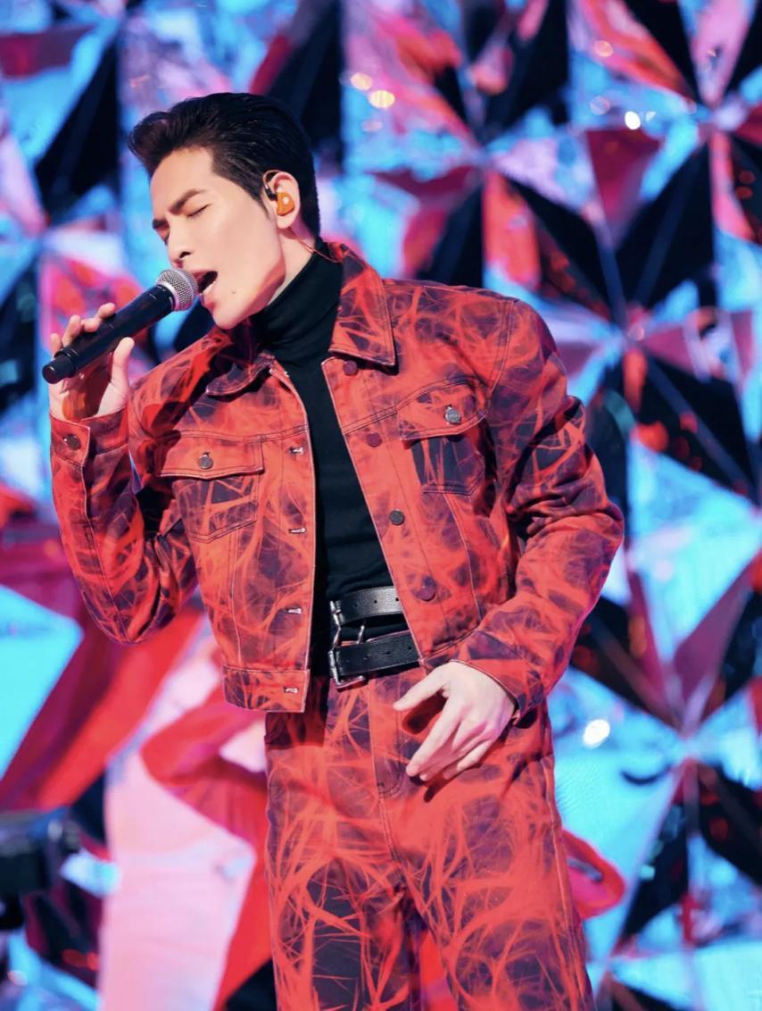 娱乐圈又一对姐弟恋修成正果,萧敬腾官宣喜讯,女比男大14岁