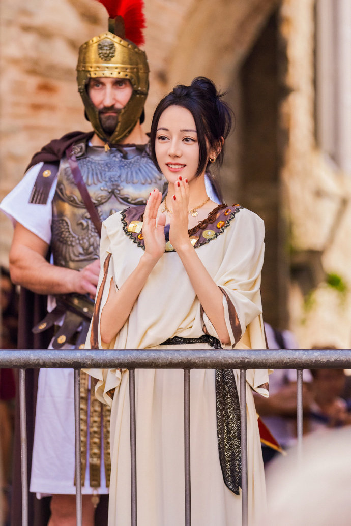 对于迪丽热巴的缺席,是有不少人觉得比较遗憾的,毕竟迪丽热巴的人气和