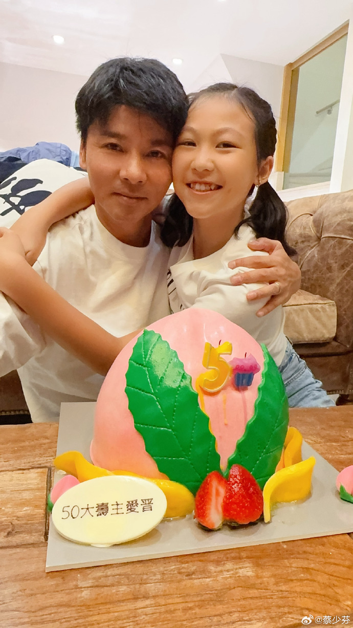 蔡少芬晒一家五口,三个儿女遗传爸妈高颜值,50岁张晋白头发抢镜