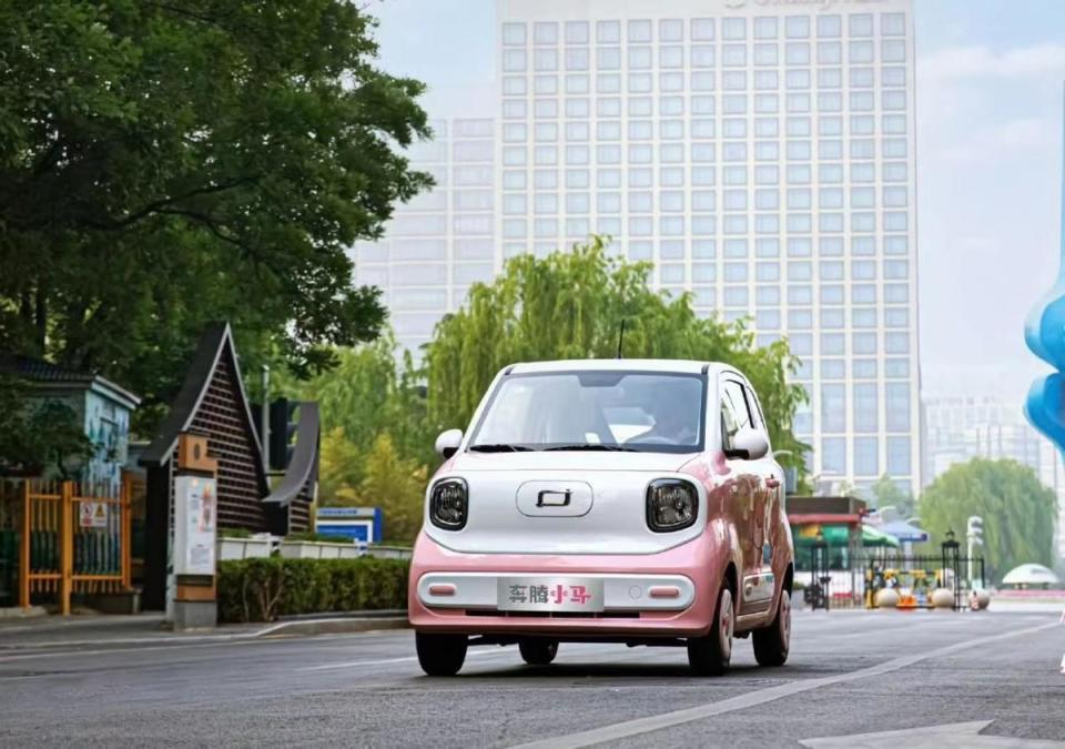 奔腾旗下首款微型纯电汽车,同级别的竞争车型主要包括五菱宏光miniev