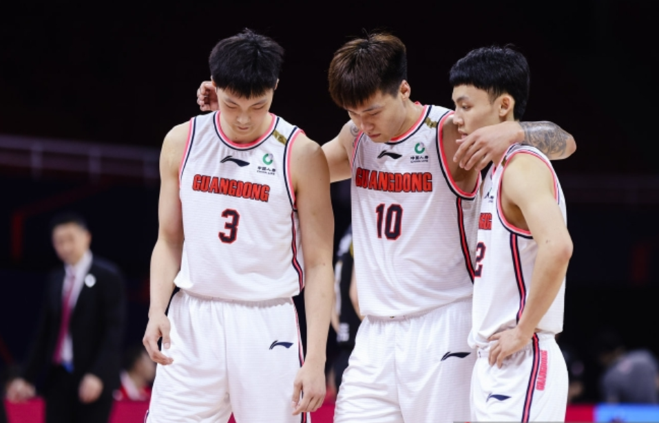 缺谁谁尴尬广东大胜徐杰胡明轩表现出色总是情绪不对的赵睿要反思了