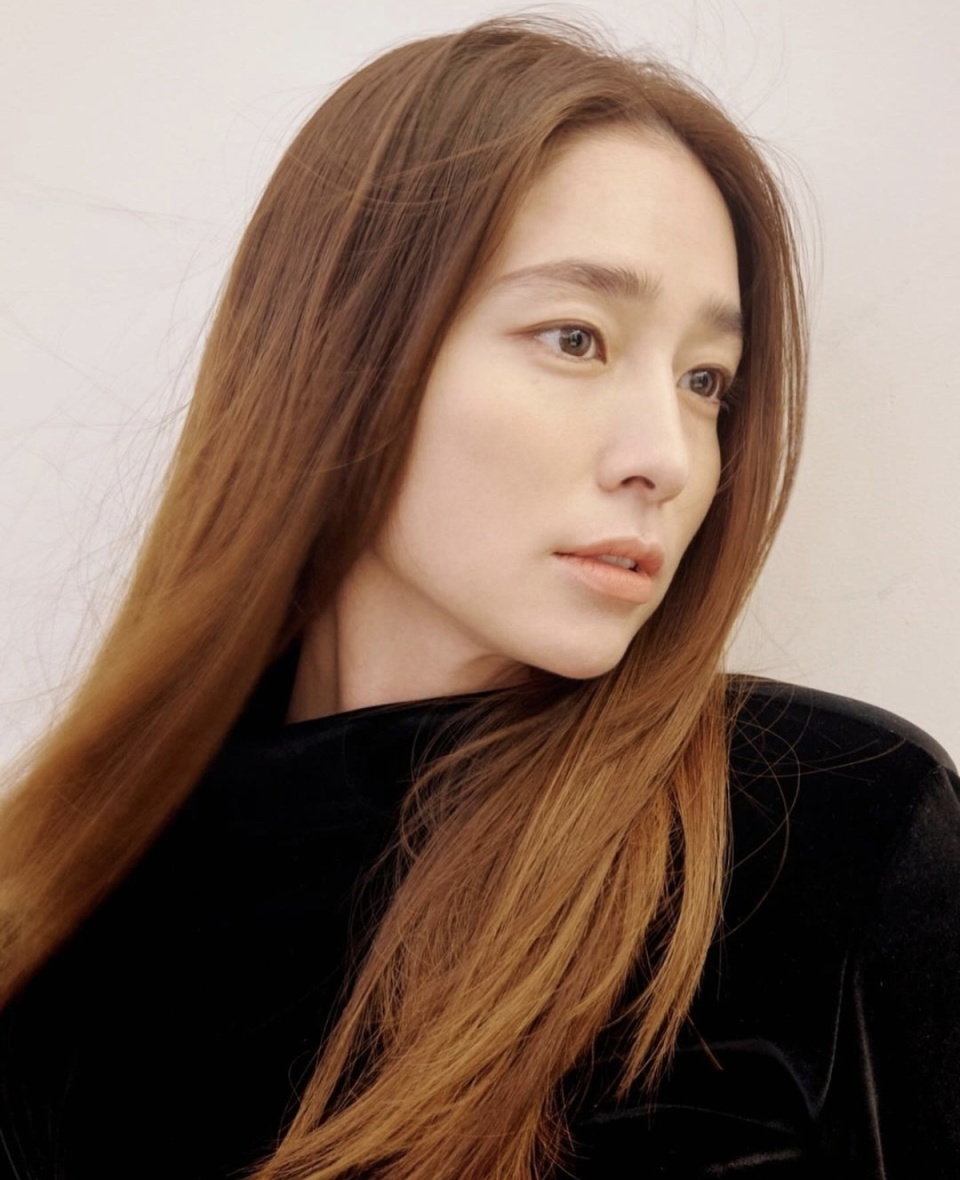 李秉宪妻子李敏贞展示产后新形象,黑色连衣裙完美彰显优雅气质