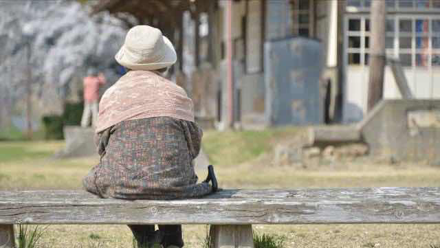 中国特色"老漂族":无根漂泊在城市,比保姆累,返乡却空巢孤独_腾讯新闻