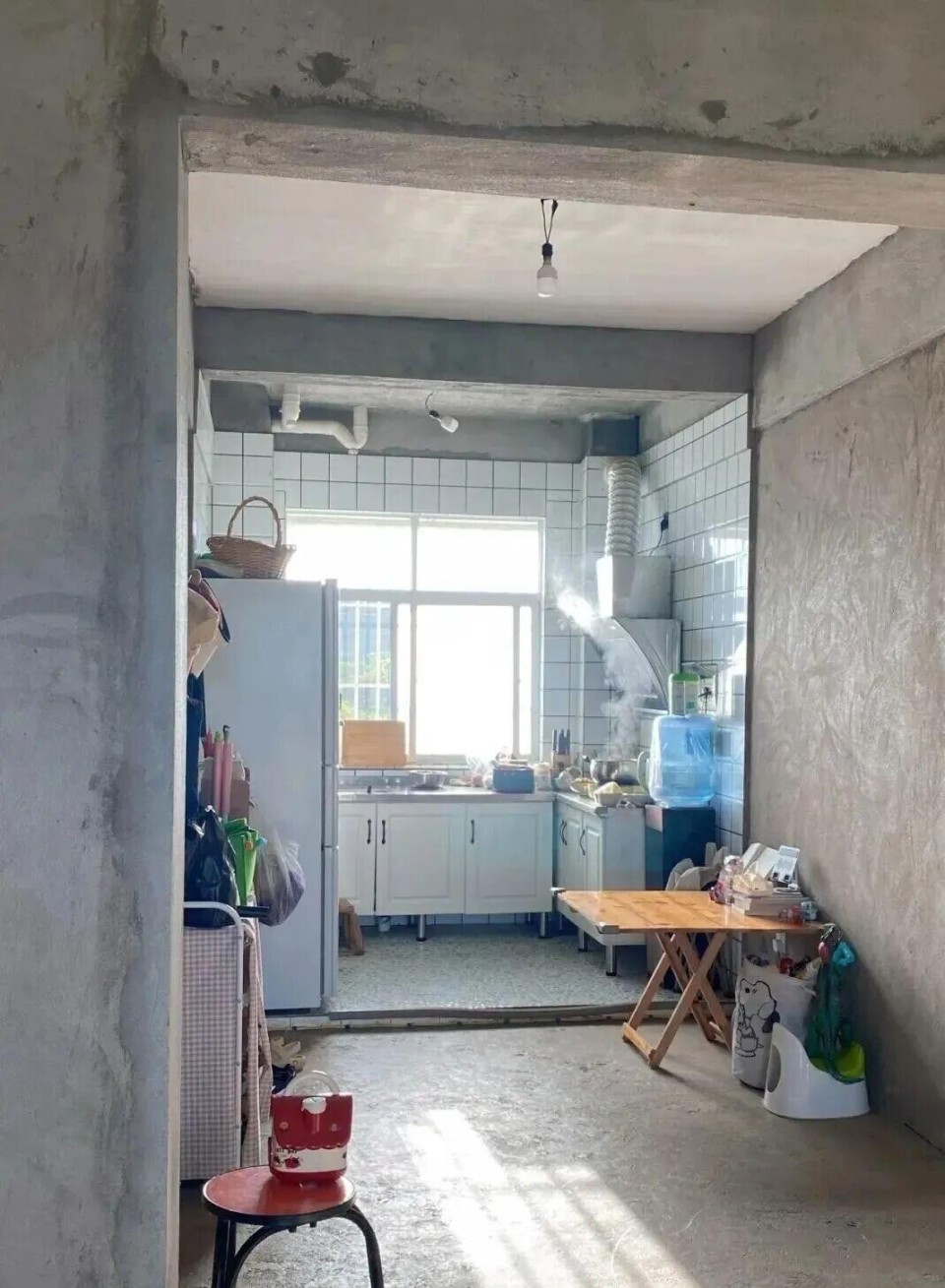 云南一家三口，直接住进毛坯房意外爆火：全屋1万也不寒酸，太务实了_腾讯新闻