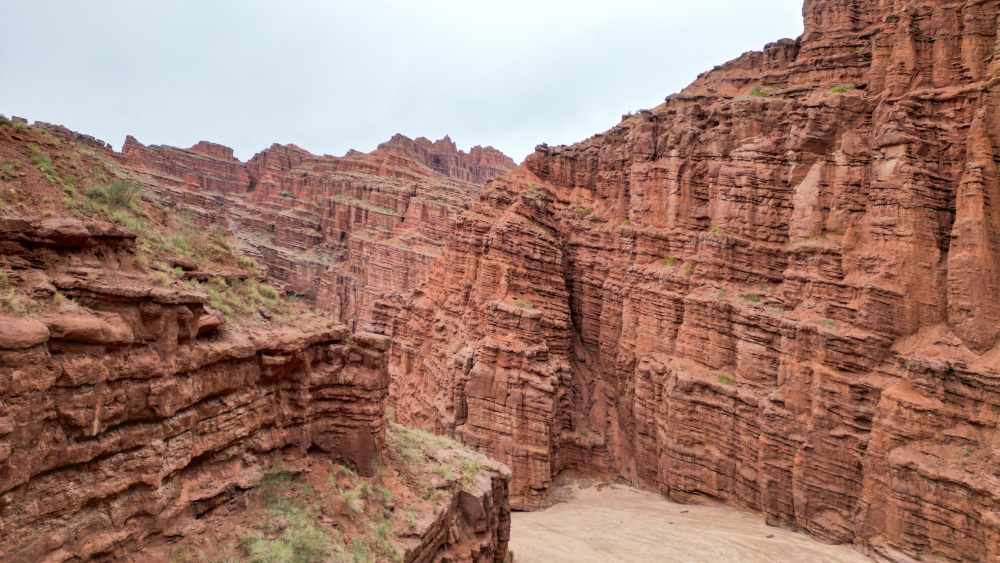 全景为岩盐喀斯特地貌和峡谷雅丹地貌为代表的地质遗迹和地质景观.