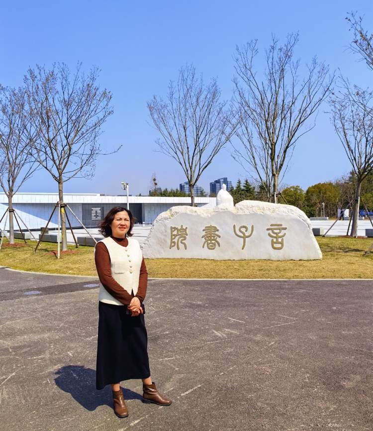 茶吧窗外似油画细 品聆听会心一笑专注李叶绣线菊紫叶李开花似云霞