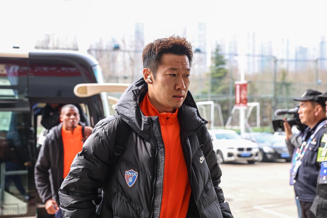 上港腸子悔青了？放走的國腳王牌中場在玉昆爆發，自己卻深陷泥潭 - 