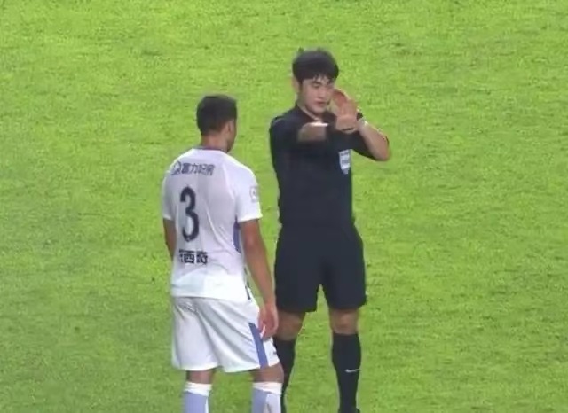 “嫩哨组合”执法U23亚预赛中国U22队所在小组比赛