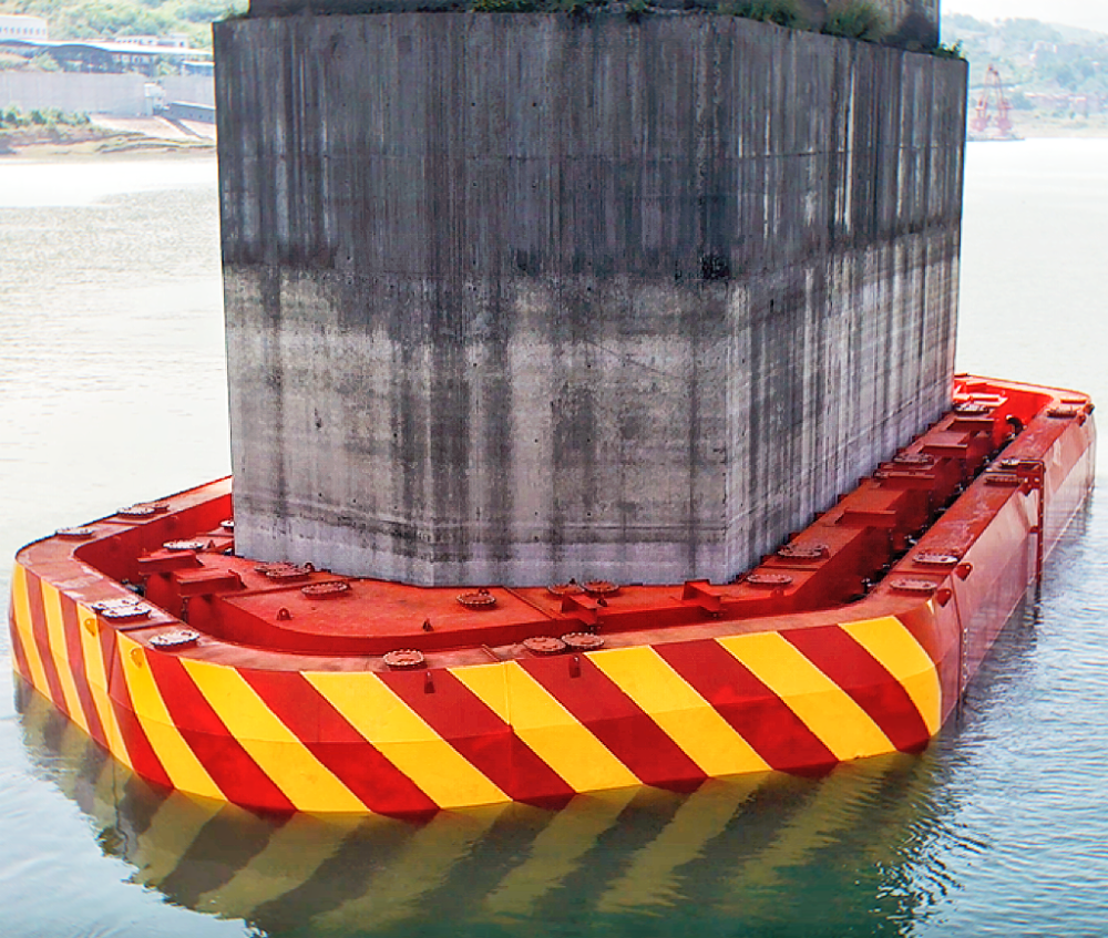 大桥桥墩安装浮动式钢覆复合材料防撞设施,并设置主动预警系统.