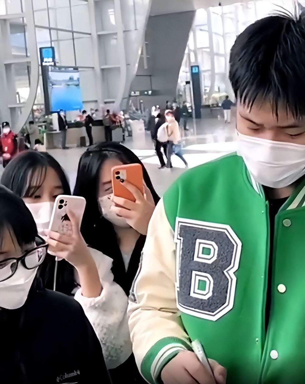 cba新消息赵睿遭女粉丝围堵辽宁锋线被弃马布里或重返帅位