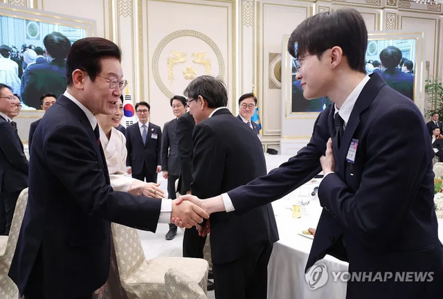 電競圈第一人！韓國總統親自為Faker頒獎，LCK官方徹底小丑？ - 