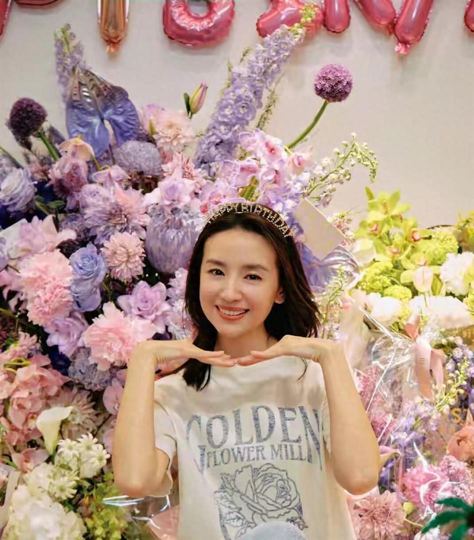 46岁董洁生日照刷屏！被鲜花和爱意包围，网友集体送祝福_腾讯新闻
