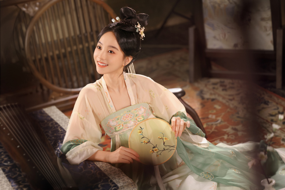 此番能接替袁冰妍,成为《落花时节又