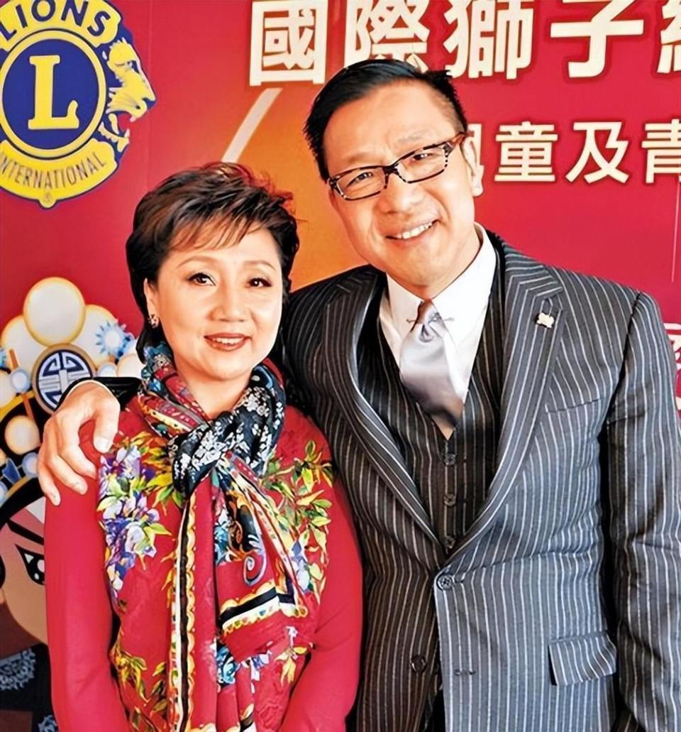 66岁张德兰突发意外！后台摔倒送医，曾上春晚爆火结婚37年无儿女_腾讯新闻