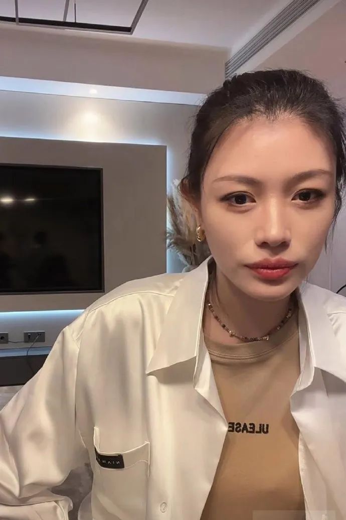 据悉,汪峰一共有5任女友,第一任妻子齐丹,前女友葛荟婕,第二任妻子