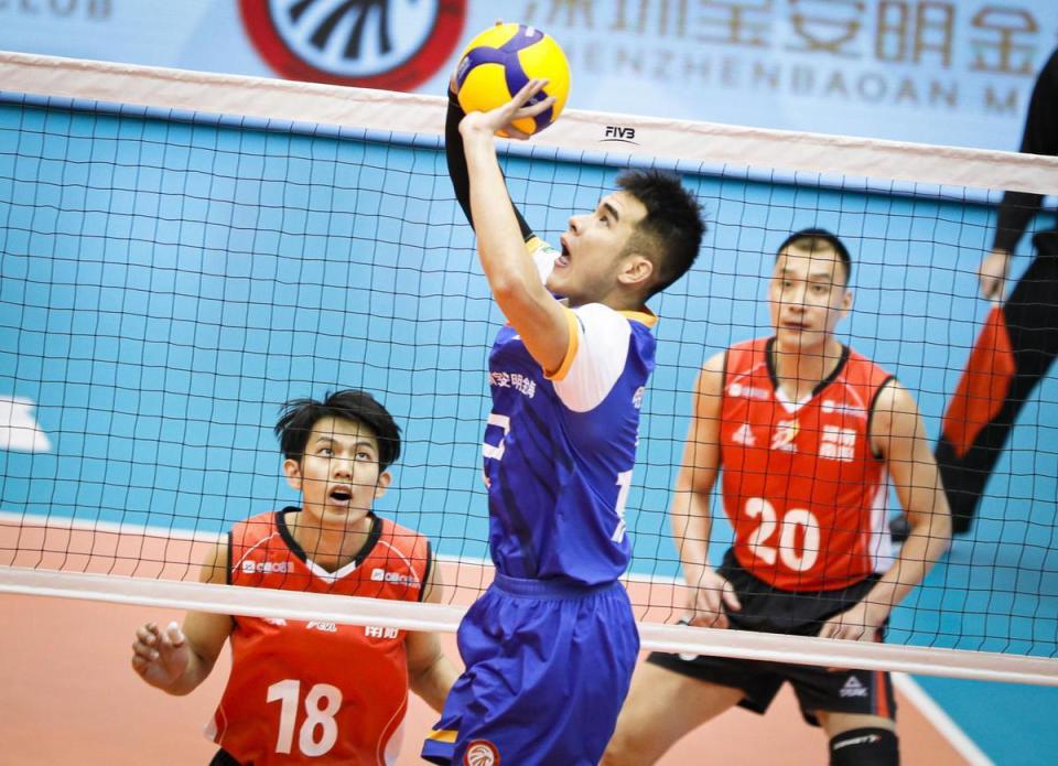 中国男排首发二传王鹤斌央五正在直播中国vs保加利亚