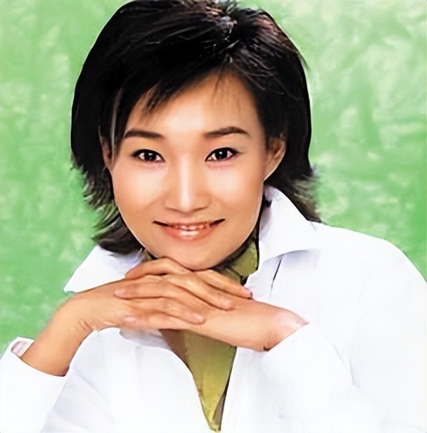 央视主播李梓萌45岁无人敢娶光鲜亮丽的背后也有无奈