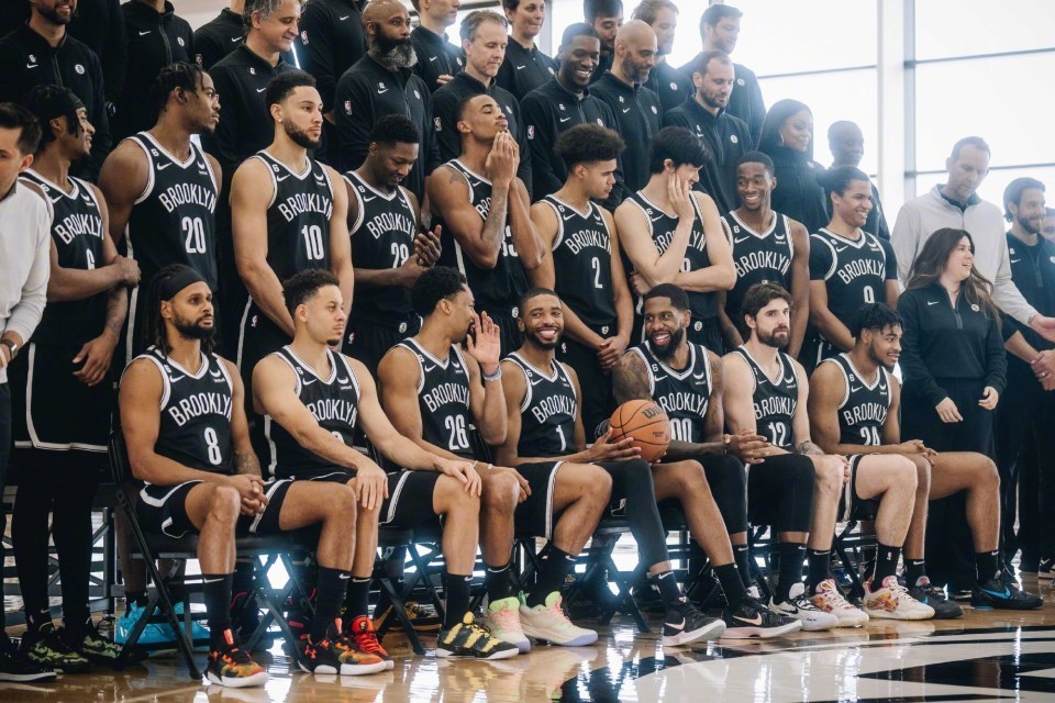 新版篮网全家福!全队欢声笑语,布里奇斯坐c位,西蒙斯亮相_腾讯新闻