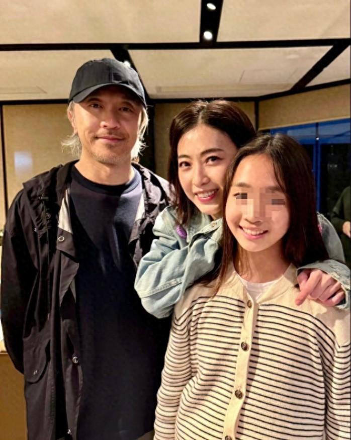 62岁周星驰与甘比同框聚会,意外扯出与刘銮雄夫妇的三角老友记