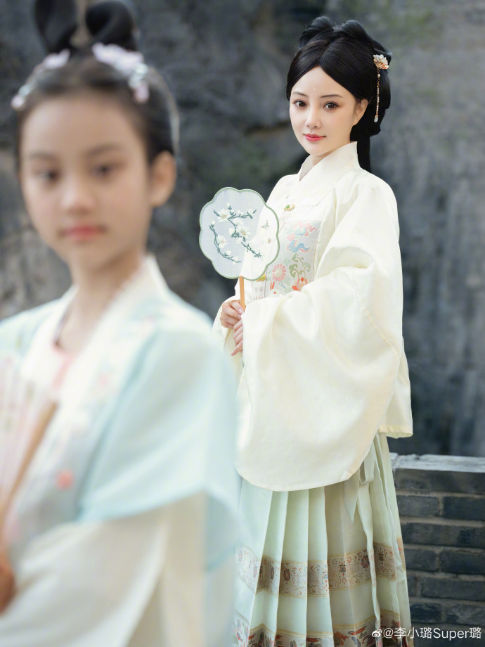 李小璐与女儿拍汉服写真10岁甜馨长成美少女古风装扮娇俏淑女