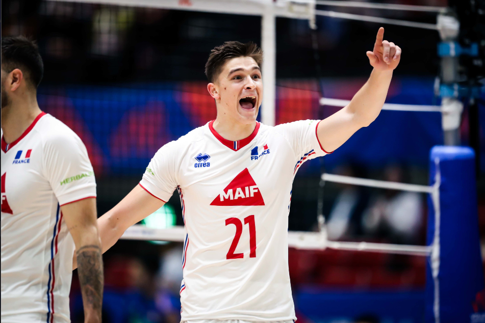 中国男排不敌法国遭遇两连败,主力二传受伤,教练被批_腾讯新闻