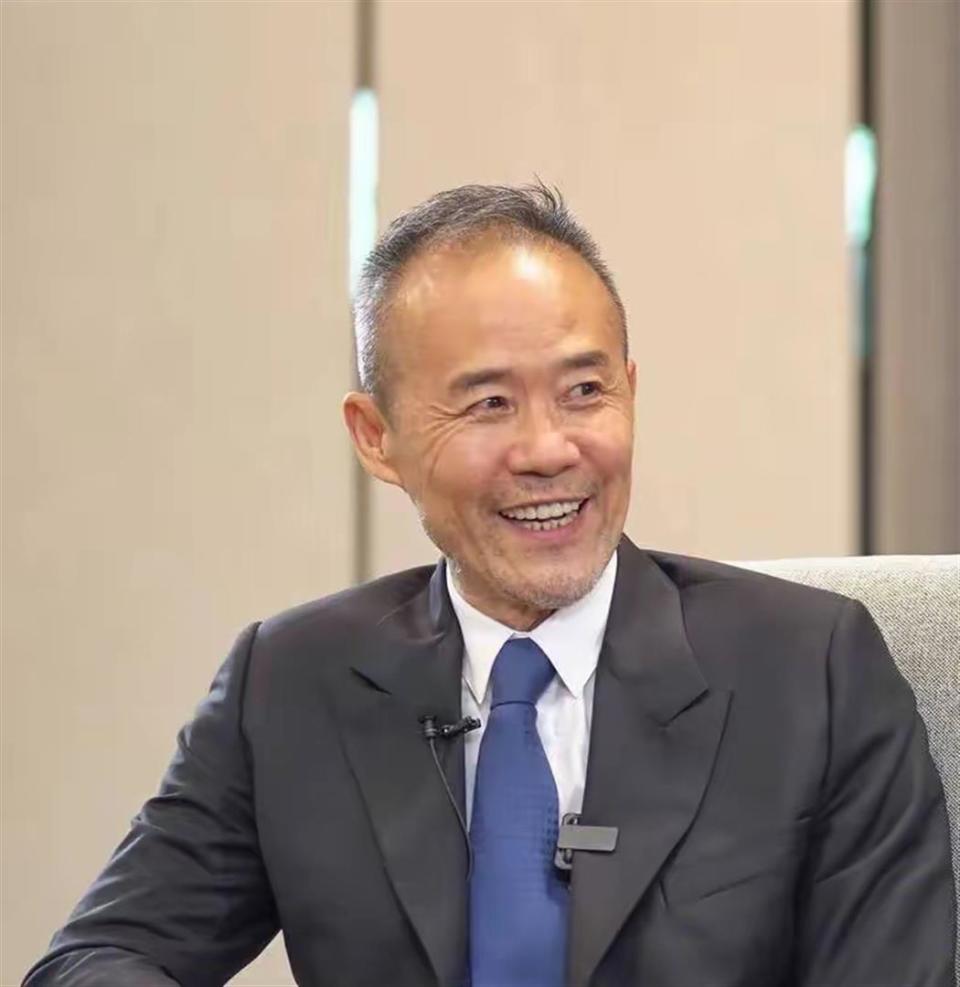 75岁王石陪田朴珺理发，打扮年轻戴假发，看着像60岁 力破离婚传闻_腾讯新闻