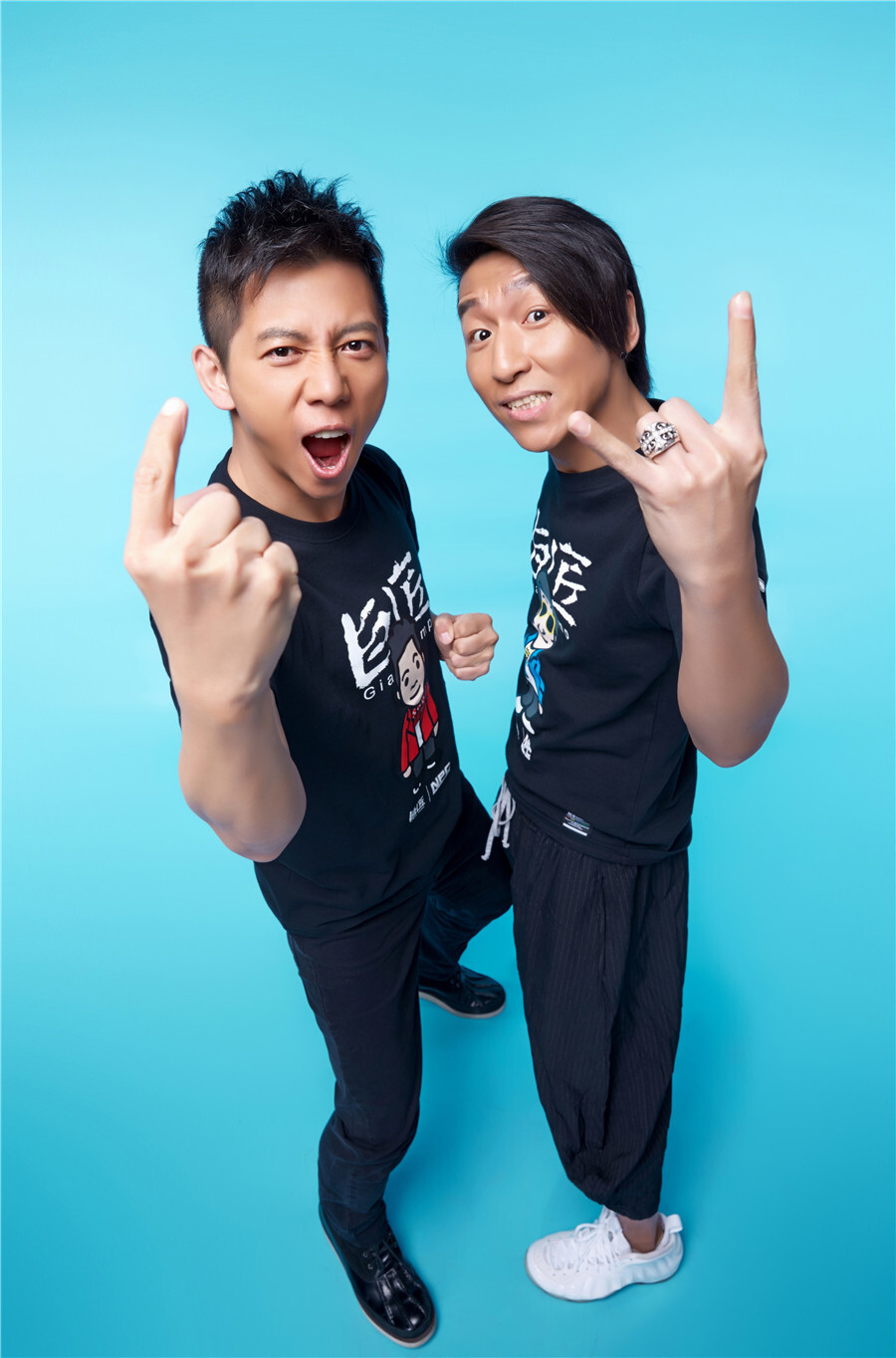 对啊,他们就是羽泉组合,华语乐坛上的一匹狂放的黑马!