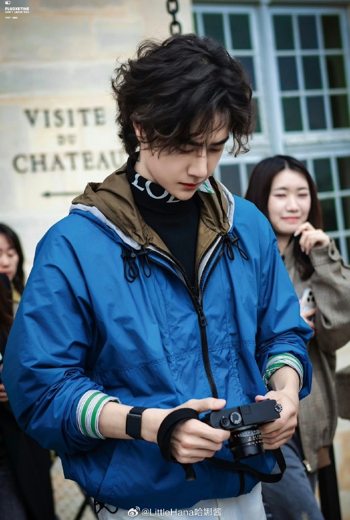 王一博巴黎時裝周受歡迎，外國攝影師都喊破音了，場內社交時獲陳都靈溫柔注視 - 