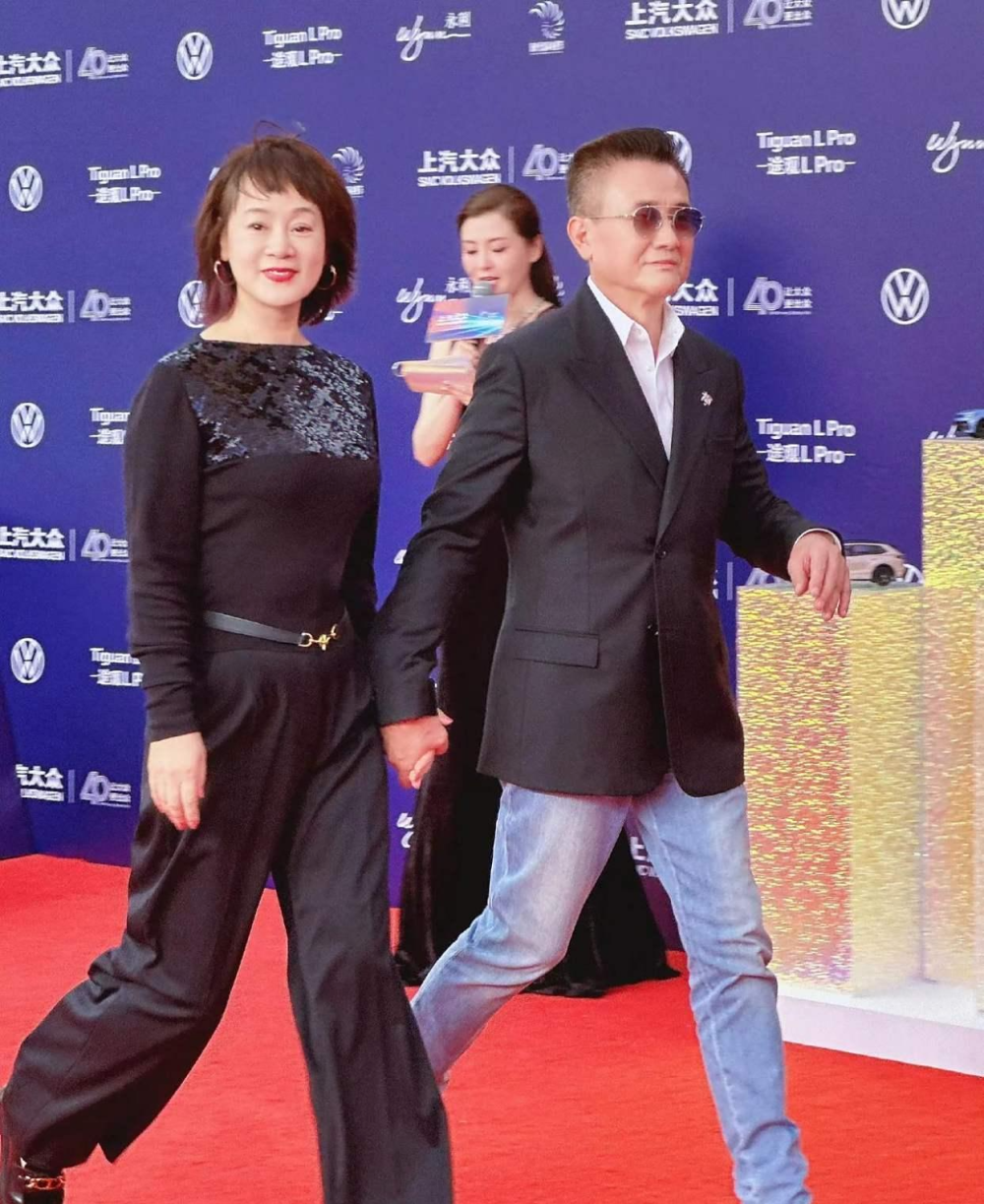 原来她是张志坚妻子,难怪70岁能出演9.3晚会,娶一个贤妻旺三代