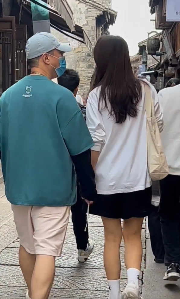孙红雷夫妇牵手游乌镇,小15岁老婆背百元包好朴素,气场却超强-腾讯