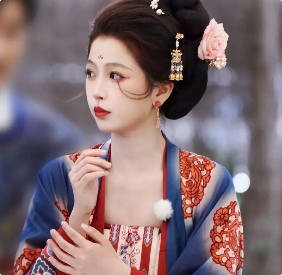 惊艳全场,看了虞书欣的汉服造型,才知道什么叫环肥燕瘦雍容华贵