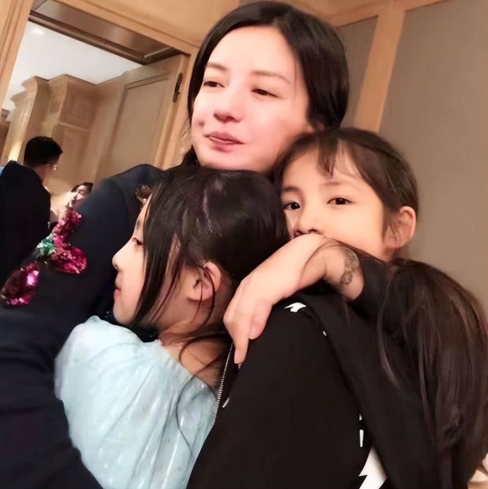相传离婚后,赵薇恋上富二代柯昱名,但恋情又是"见光死",雪上加霜;看来